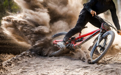 PINION GETRIEBE REVOLUTIONIEREN DEN DOWNHILL-RENNSPORT: NEUE PARTNERSCHAFTEN MIT TOP-TEAMS UND WELTKLASSE-FAHRERN